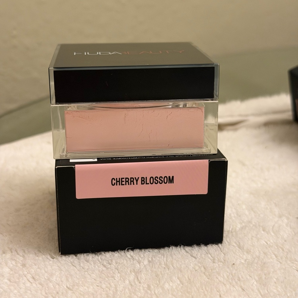 HUDA BEAUTY Cherry Blossom Setting Powder